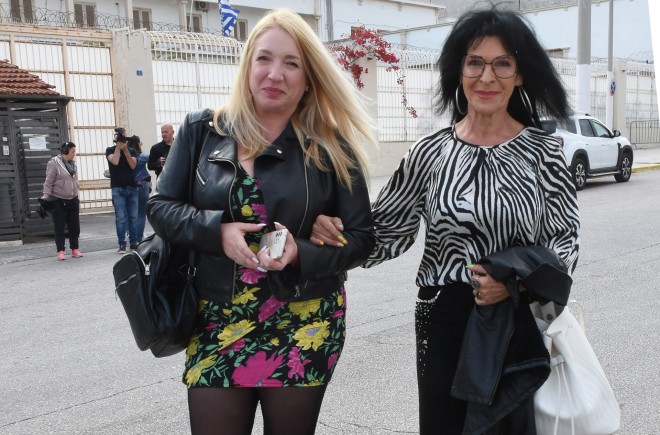 Η Σοφία Βόσσου με την κόρη της έξω από τις φυλακές Κορυδαλλού μετά την υπογραφή του συμφώνου συμβίωσης με τον Βασίλη Δημάκη, τον περασμένο Μάιο/ NDP