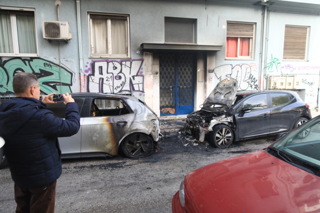 Φωτιά ξέσπασε σε αυτκίνητα στην οδό Ζαΐμη στα Εξάρχεια - Eurokinissi