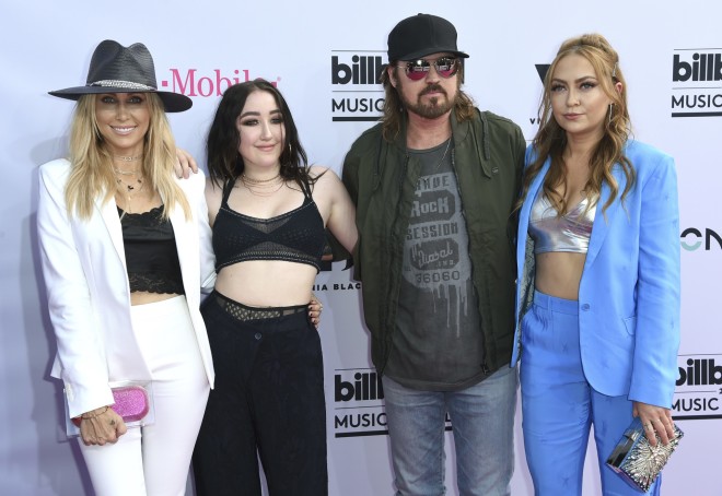 Η Tish (αριστερά) κι ο Billy Ray Cyrus με τις κόρες τους Noah (αριστερά) & Brandi Glenn (δεξιά) το 2017 στα βραβεία Billboard 
