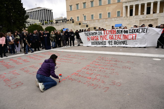 Έγραψαν τα ονόματα των 57 θυμάτων των Τεμπών έξω από τη Βουλή