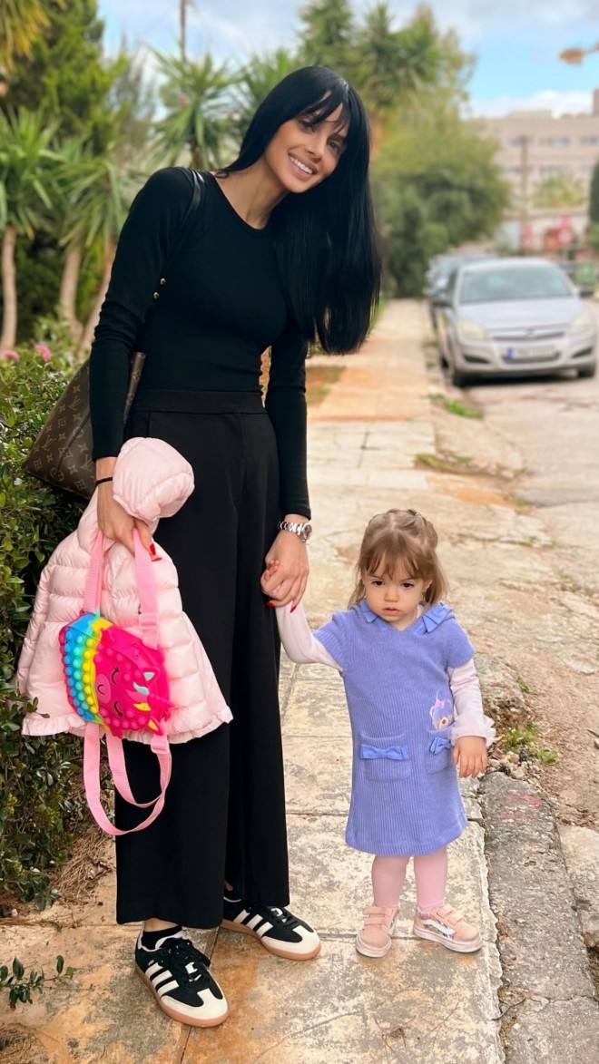Η βόλτα της Άννας Μπεζάν με την 1,5 έτους κόρη της