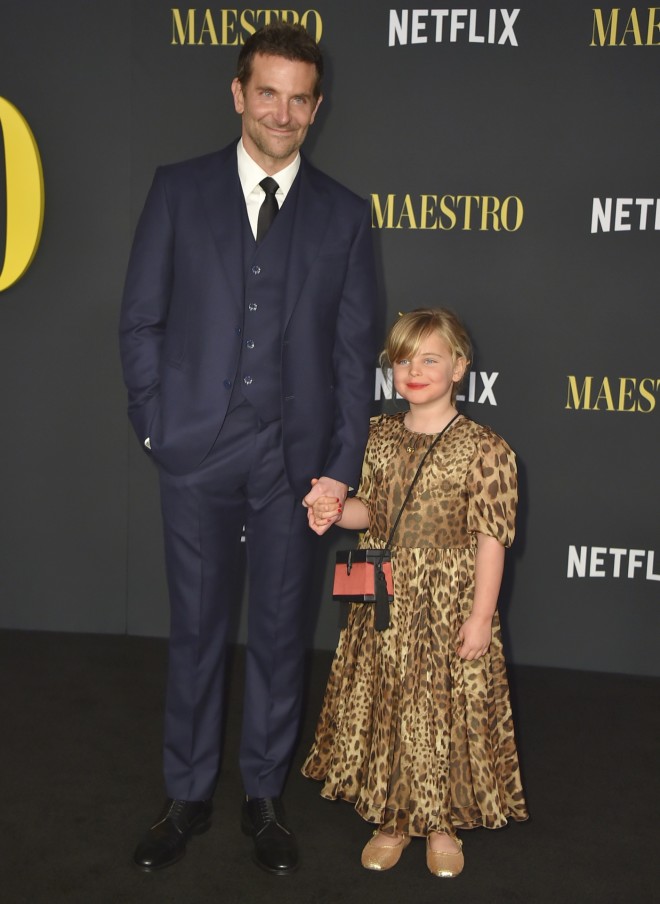 Ο Μπράντλεϊ Κούπερ με τη μικρή Λία στην πρεμιέρα της ταινίας Maestro