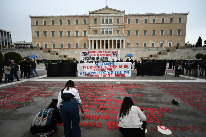 Τέμπη: Ονόματα θυμάτων γραμμένα με κόκκινη μπογιά έξω από τη Βουλή