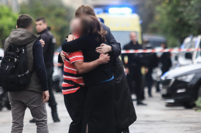 Συντετριμμένοι οι συγγενείς του θύματος που δολοφονήθηκε από τον πεθερό του / Φωτογραφία Eurokinissi 