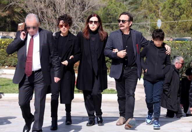 Καταρρακωμένοι στην κηδεία ο γιος του ηθοποιού Αλέξανδρος και η σύζυγός του Μαρία Ζαχαρή/φωτογραφίες από ndpphoto.gr