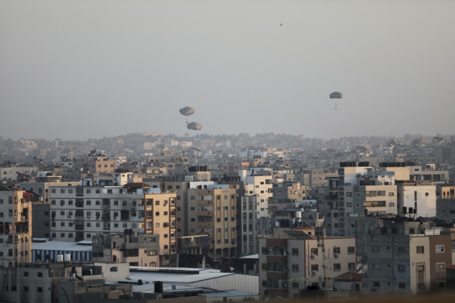 Oι πρώτες αεροπορικές ρίψεις ανθρωπιστικής βοήθειας από τις αμερικανικές ένοπλες δυνάμεις για τον άμαχο πληθυσμό στη Γάζα/ AP Photo/Mohammed Hajjar