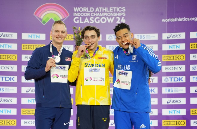 O Εμμανουήλ Καραλής με τον χρυσό πρωταθλητή Αρμάντ Ντουπλάντις και τον αργυρό Σαμ Κέντρικς - Intimenews