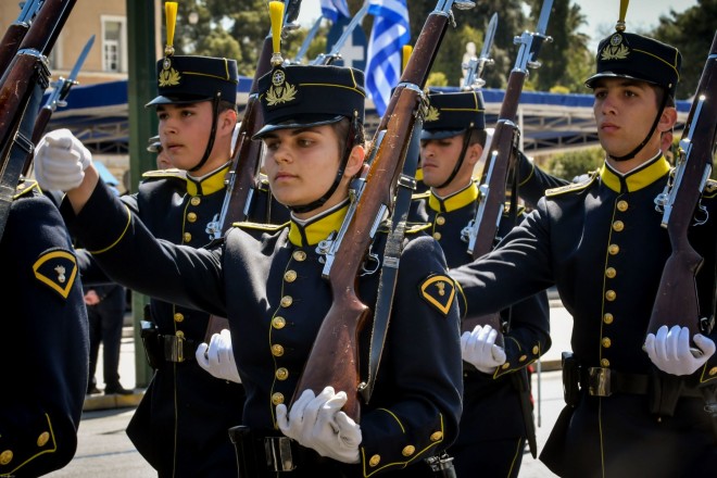 Γυναίκες της Σχολής Ευελπίδων που εκπαιδεύονται για αξιωματικοί του Στρατού Ξηράς  