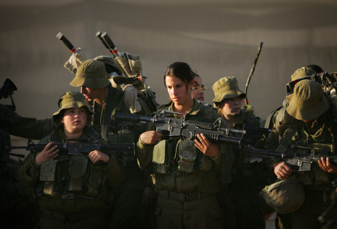 Πάνοπλες γυναίκες του στρατού του Ισραήλ στην πρώτη γραμμή 