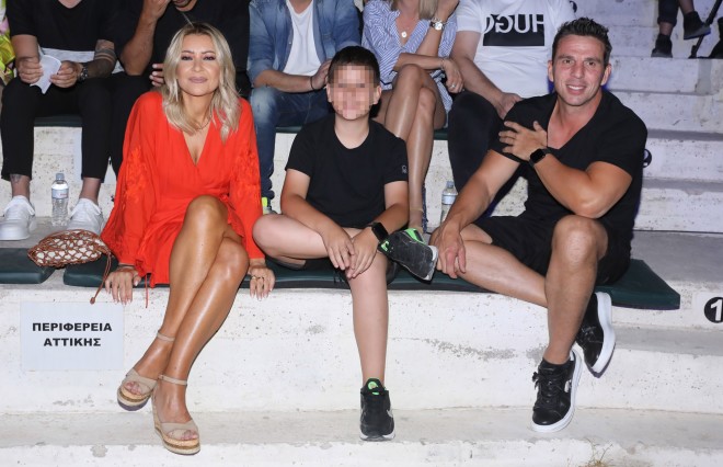 Λένα Παπαδοπούλου -Αλέξανδρος Τσαούσης με τον γιο τους, σε συναυλία στο θέατρο Πέτρας, τον Ιούνιο του 2022/ NDP Νίκος Δρούκας