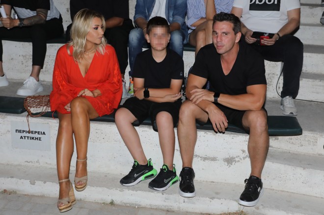 Λένα Παπαδοπούλου -Αλέξανδρος Τσαούσης με τον γιο τους, σε συναυλία στο θέατρο Πέτρας, τον Ιούνιο του 2022/ NDP Νίκος Δρούκας