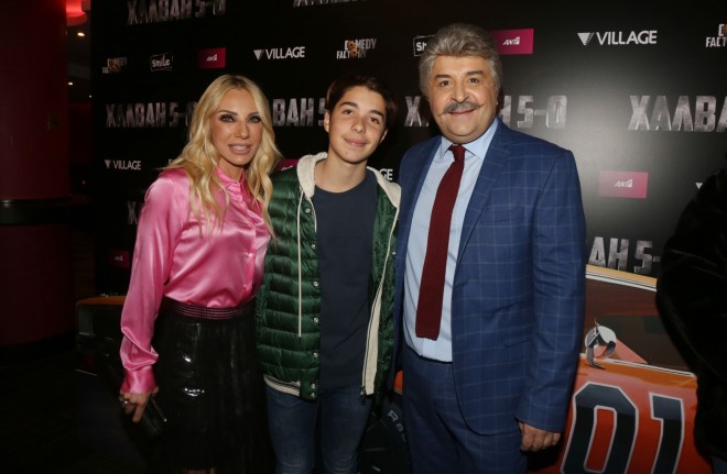 Σεφερλής - Τσαβαλιά με τον γιο τους στην Αvant premiere της ταινίας Μάρκου Σεφερλή "Χαλβάη 5-0", το 2020/ NDP