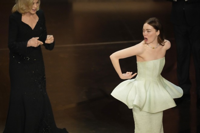Η Έμμα Στόουν δείχνει το σκισμένο φόρεμά της στην Τζέσικα Λάνγκ