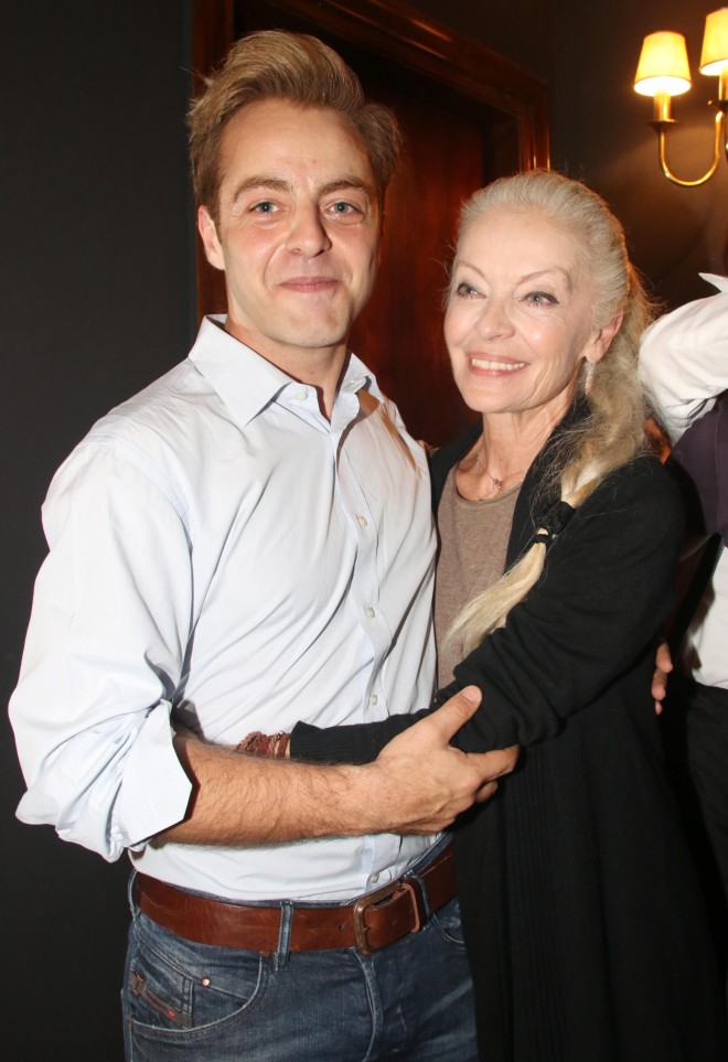Ο Προμηθέας Αλειφερόπουλος με τη θεία του Μαρία Αλιφέρη σε θεατρική πρεμιέρα το 2019