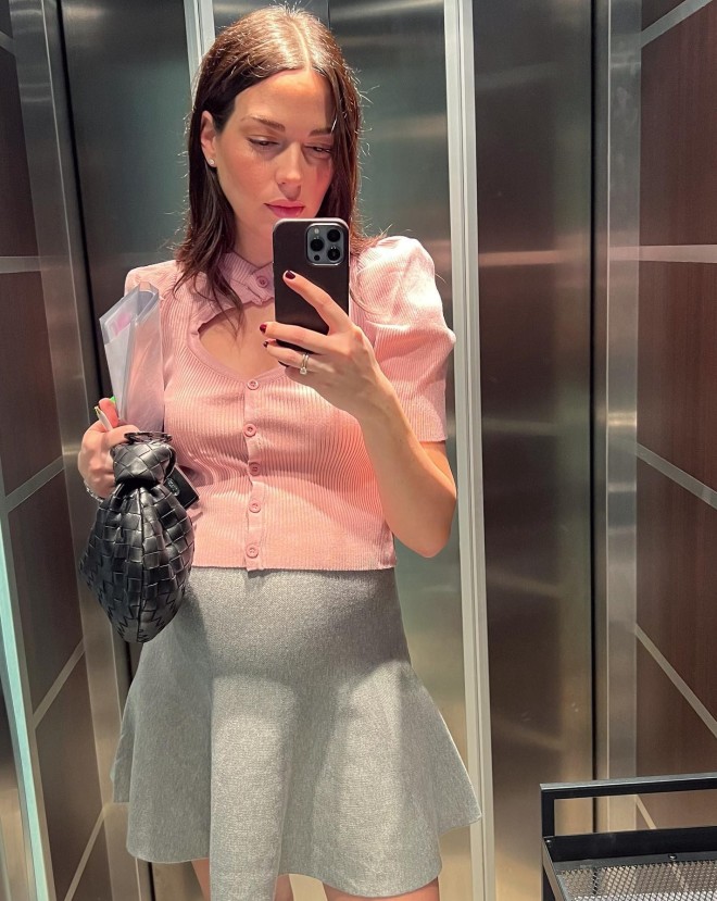 Mirror selfie της Ισμήνης Νταφοπούλου από τους πρώτους μήνες της εγκυμοσύνης της