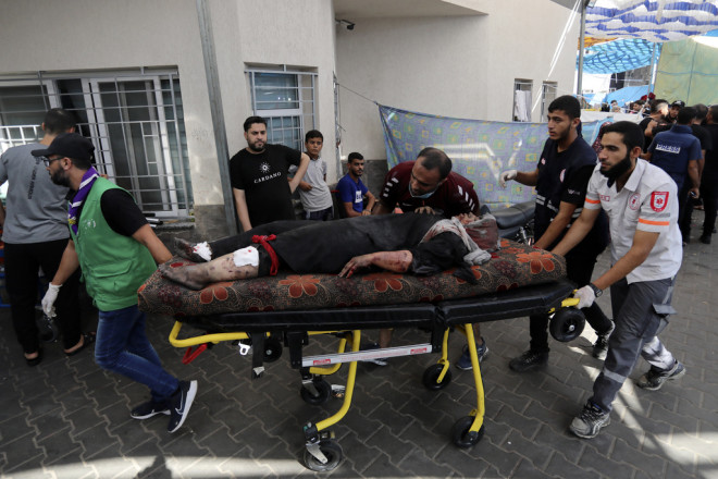 Τραυματίας μεταφέρεται στο νοσοκομείο Αλ - Σίφα της Γάζας    
