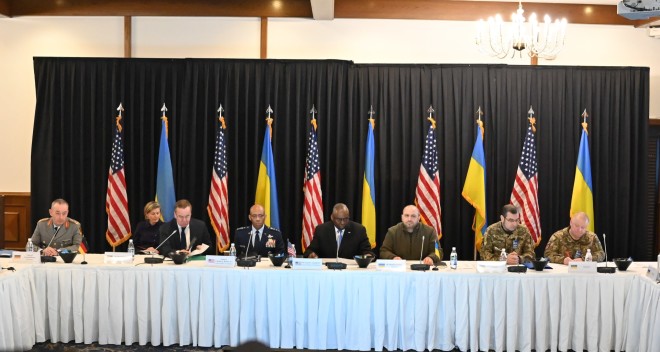 Ο Υπουργός Άμυνας των ΗΠΑ Λ. Όστιν με τον Υπουργό Άμυνας της Ουκρανίας Ρ. Ουμέροφ στη συνάντηση του Ραμστάιν    