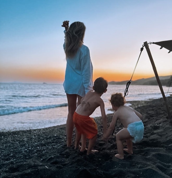 Η Αθηνά Οικονομάκου στην παραλία με τα παιδάκια της
