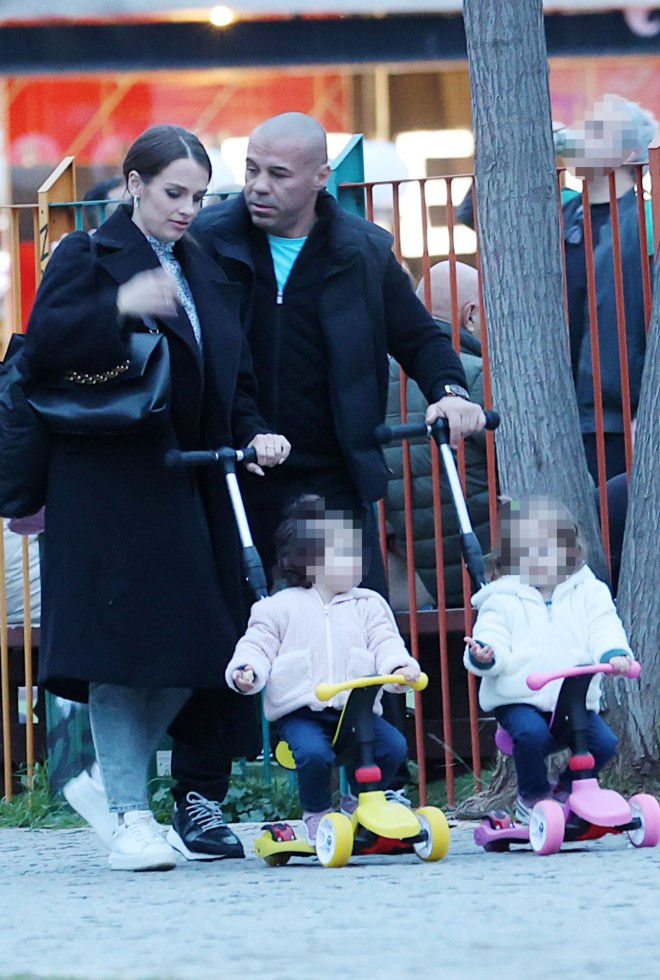 Μιχάλης Ζαμπίδης: Στην παιδική χαρά με τη σύζυγο και τις δίδυμες κόρες τους/ ΝDP Νίκος Ζότος