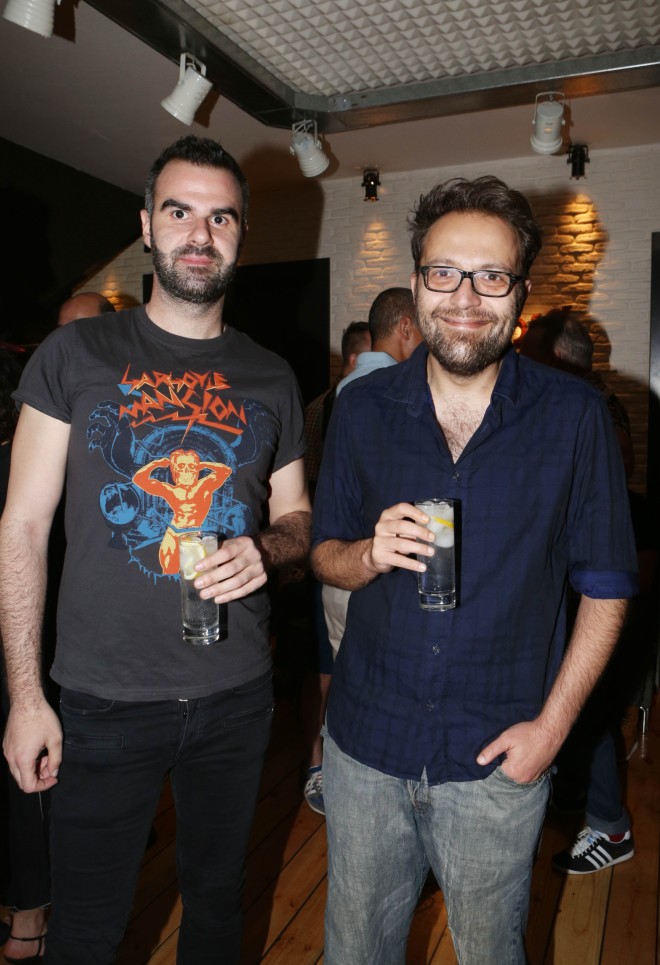 Ο Αύγουστος Κορτώ με τον σύζυγό του, Τάσο, στα Queer Theatre Awards 2015 /Φωτογραφία NDP