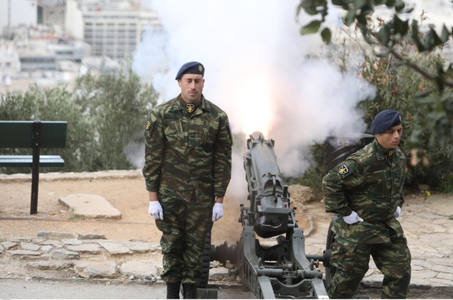 25η Μαρτίου: Εντυπωσιακές εικόνες από την έπαρση της σημαίας στην Ακρόπολη