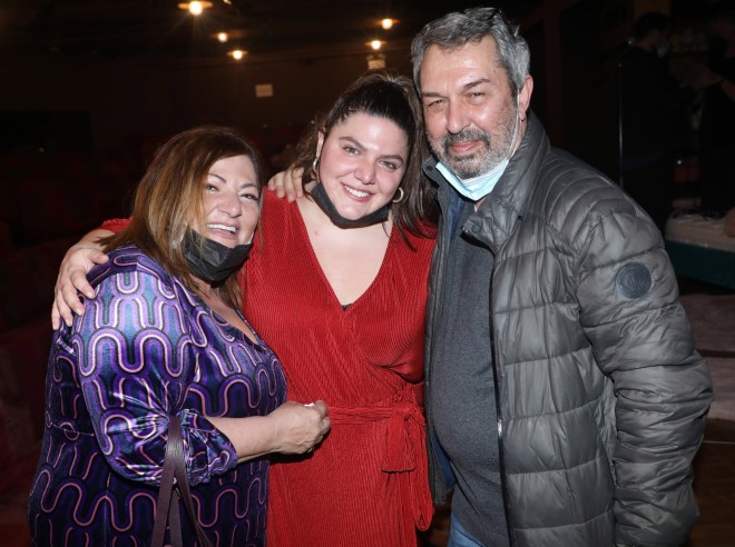 Ο Χρήστος Χατζηπαναγιώτης, η Βίκυ Σταυροπούλου κι η Δανάη Μπάρκα είναι σαν οικογένεια! /Φωτογραφία NDP Photo Agency