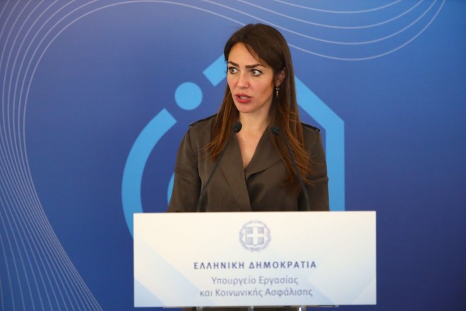 Η Υπουργός Εργασίας Δόμνα Μιχαηλίδου στις αναλυτικές ανακοινώσεις για τον κατώτατο μισθό  