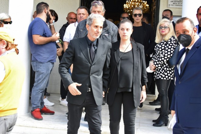 Ο Δημήτρης Κόκοτας με τη σύζυγό του, Κατερίνα, πριν από λίγους μήνες στην κηδεία του πατέρου του, Σταμάτη Κόκοτα 