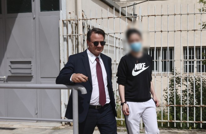 Κολωνός: Αποφυλακίστηκε η μητέρα της 12χρονης - Οι πρώτες εικόνες