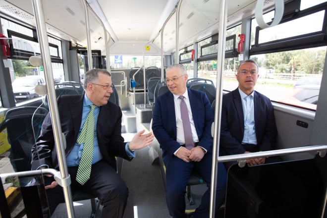 Ο Υπουργός Υποδομών και Μεταφορών Χρ. Σταϊκούρας, ο Υφυπουργός Ν. Ταχιάος και ο Διευθύνων Σύμβουλος της ΟΣΥ.Στ. Αγιάσογλου στο δοκιμαστικό δρομολόγιο ηλεκτρικού λεωφορείου  