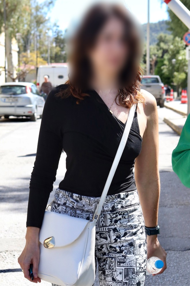 Σύζυγος τραγουδιστή: «Έχετε κάνει την τρίχα τριχιά», λέει για τη σύλληψη
