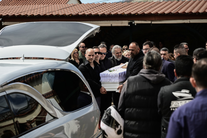 Σπαραγμός στην κηδεία της Κυριακής που δολοφονήθηκε στους Αγίους Αναργύρους