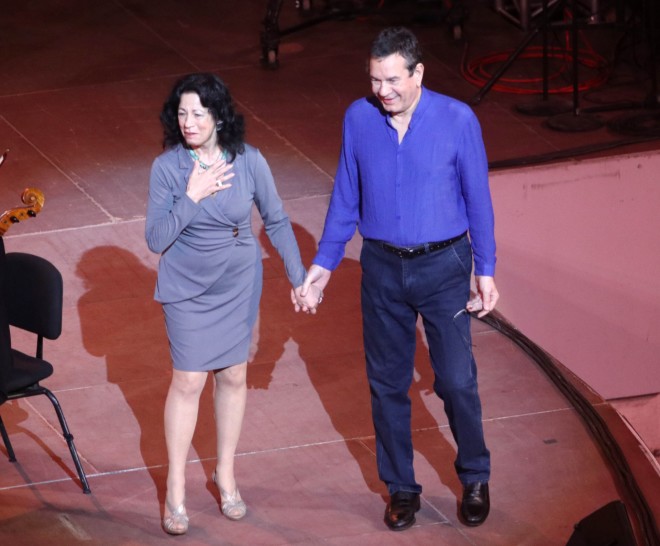 Ο Σταμάτης Σπανουδάκης στη σκηνή με τη σύζυγό του, Ντόρη 