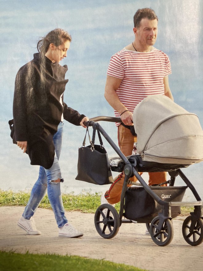 Αγγελόπουλος - Βαμβακούση: Bόλτα με τη δύο μηνών κόρη τους στη Βούλα- περιοδικό ΟΚ!