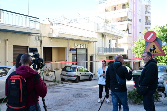 Γείτονες είπαν πως την περασμένη Πέμπτη είχαν δει έναν μυστηριώδη άνδρα στην ταράτσα της πολυκατοικίας στην Ηλιούπολη, όπου βρέθηκαν νεκροί μητέρα και γιος - eurokinissi