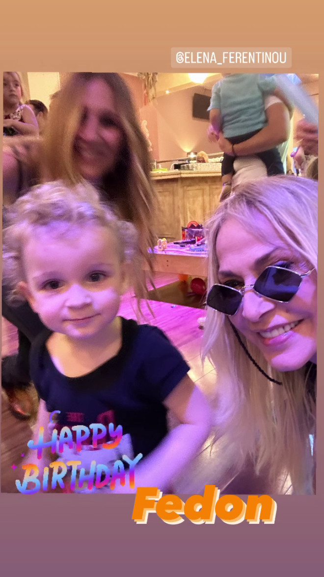 Η Άννα Βίσση με τον μικρό Φαίδωνα και στο background η μαμά του, Έλενα Φερεντίνου/ πηγή instagram