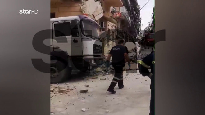 Επιχείρηση ανάσυρσης του αστυνομικού που καταπλακώθηκε από μπάζα στον Πειραιά