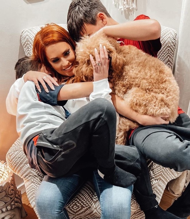 Η Σίσσυ Χρηστίδου αγκαλιά με τα αγόρια της κι ένα από τα σκυλάκια τους! 