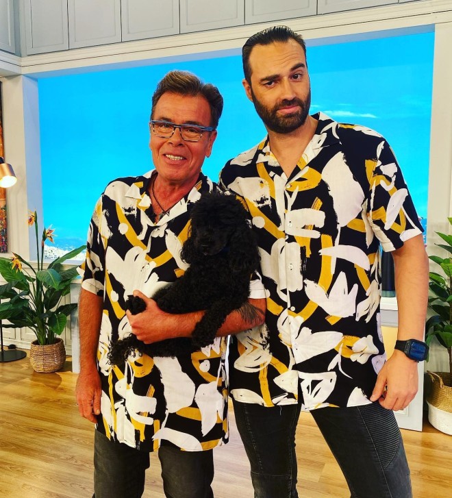 Ο Δημήτρης Παπανώτας κι ο Κώστας Φραγκολιάς με το ίδιο πουκάμισο στο πλατό του Happy Day!