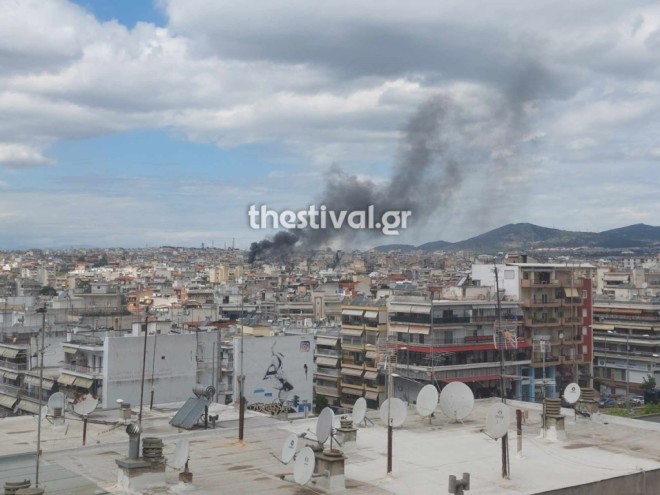 Θεσσαλονίκη: Μεγάλη φωτιά σε πολυκατοικία – Πυκνοί καπνοί στην περιοχή