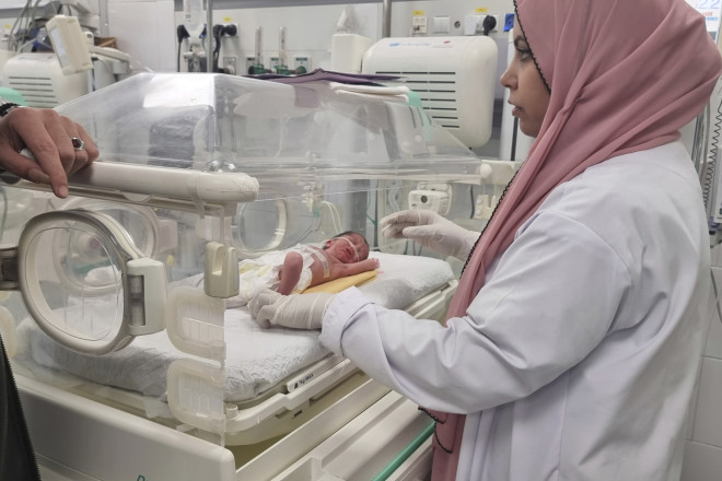 Γάζα: Μωρό γεννήθηκε με καισαρική αφού πέθανε η μητέρα του