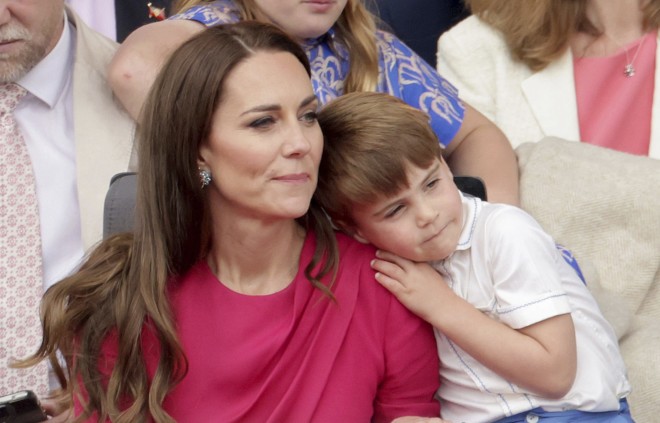 Ο πρίγκιπας Λούις έγειρε στον ώμο της μαμάς του Κέιτ Μίντλετον σε εορτασμούς το 2022 για το Αργυρό Ιωβηλαίο της βασίλισσας Ελισάβετ