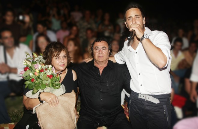 O Γιώργος Γιαννιάς με τους γονείς του σε συναυλία του στη Ρόδο, το 2007/ NDP