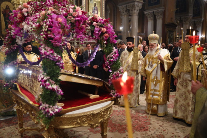 Σε κλίμα κατάνυξης η περιφορά του Επιταφίου στη Μητρόπολη Αθηνών