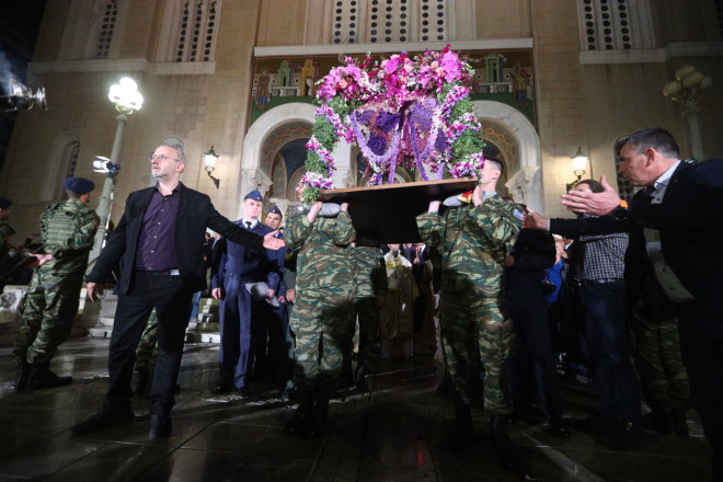 Σε κλίμα κατάνυξης η περιφορά του Επιταφίου στη Μητρόπολη Αθηνών