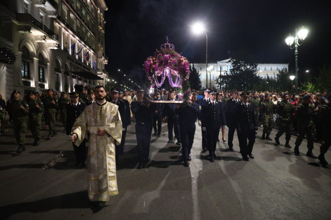Σε κλίμα κατάνυξης η περιφορά του Επιταφίου στη Μητρόπολη Αθηνών