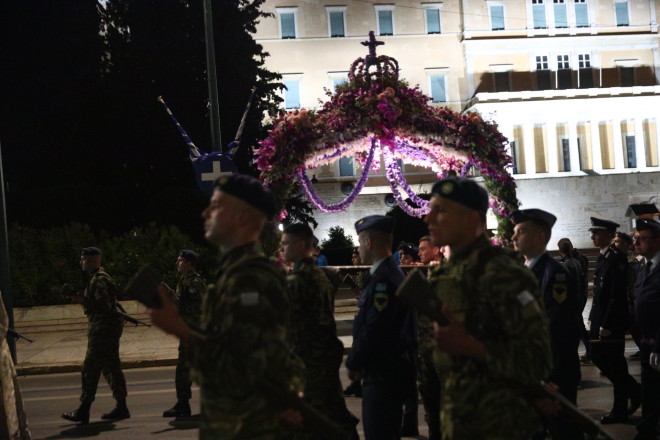 Σε κλίμα κατάνυξης η περιφορά του Επιταφίου στη Μητρόπολη Αθηνών
