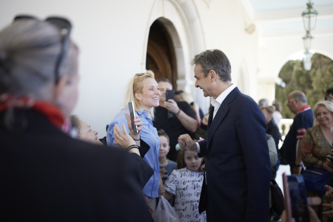 Μητσοτάκης: Παρακολούθησε τη Θεία Λειτουργία της πρώτης Ανάστασης στην Τήνο