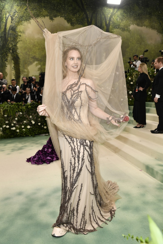 Lana del Ray με Alexander McQueen - Φωτογραφία AP 