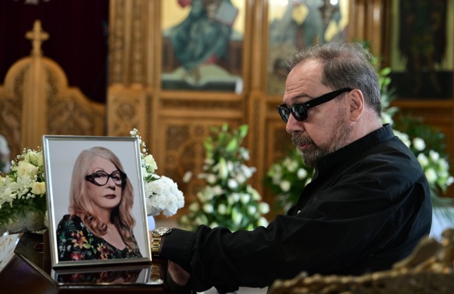 Κηδεία Άννας Παναγιωτοπούλου: Ο Σταμάτης Φασουλής συντετριμμένος στην κηδεία της φίλης του 